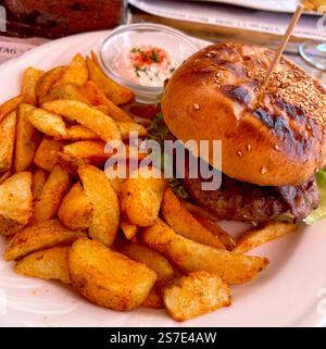 Leckerer Beef Burger mit Pommes Frites Stockfoto