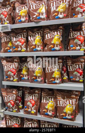 Iasi, Rumänien - 26. Dezember 2024: Schokoladenbonbons in einer Ladenschließung. Der Zuckerüberzug ermöglichte es, Schokolade in warmem clima zu tragen Stockfoto