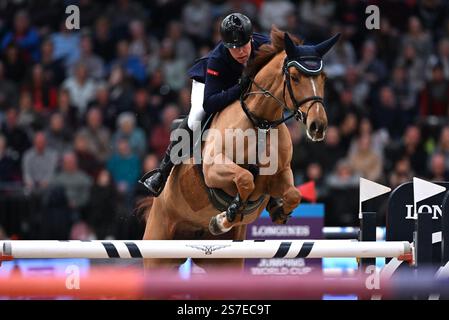 19. Januar 2025, Sachsen, Leipzig: Pferdesport/Springen, Weltmeisterschaft, Springturnier mit Sprungbrett. Mario Stevens aus Deutschland fährt Carrie 22 durch den Kurs. Foto: Hendrik Schmidt/dpa Stockfoto