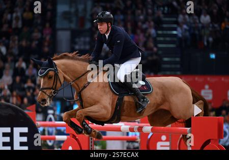 19. Januar 2025, Sachsen, Leipzig: Pferdesport/Springen, Weltmeisterschaft, Springturnier mit Sprungbrett. Mario Stevens aus Deutschland fährt Carrie 22 durch den Kurs. Foto: Hendrik Schmidt/dpa Stockfoto