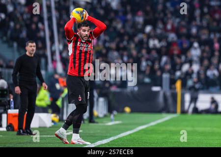 Theo Hernandez vom AC Milan wurde 2024/25 während des Fußballspiels der Serie A zwischen Juventus FC und AC Milan im Allianz Stadion in Aktion gesehen Stockfoto