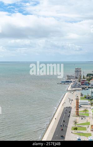 LISSABON, PORTUGAL - 8. NOVEMBER 2014: Aus der Vogelperspektive auf den Tejo von der Spitze des Denkmals der Entdeckungen in Lissabon, Portugal, mit der Bel Stockfoto
