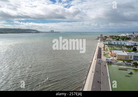LISSABON, PORTUGAL - 8. NOVEMBER 2014: Aus der Vogelperspektive auf den Tejo von der Spitze des Denkmals der Entdeckungen in Lissabon, Portugal, mit der Bel Stockfoto