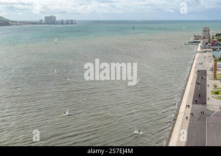 LISSABON, PORTUGAL - 8. NOVEMBER 2014: Aus der Vogelperspektive auf den Tejo von der Spitze des Denkmals der Entdeckungen in Lissabon, Portugal, mit der Bel Stockfoto