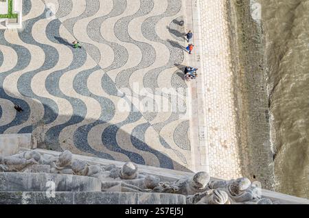 LISSABON, PORTUGAL - 8. NOVEMBER 2014: Aus der Vogelperspektive auf das Ufer des Tejo von der Spitze des Denkmals der Entdeckungen in Lissabon, Portugal Stockfoto