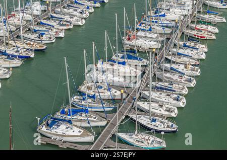 LISSABON, PORTUGAL - 8. NOVEMBER 2014: Aus der Vogelperspektive des Belem Docks (Marina von Belem) von der Spitze des Denkmals der Entdeckungen in Lissabon, Portugal Stockfoto