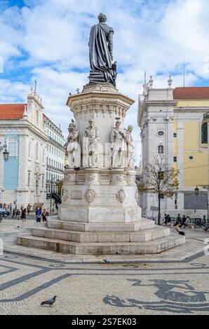 LISSABON, PORTUGAL - 7. NOVEMBER 2014: Das Camoes-Denkmal im Chiado-Viertel von Lissabon, Portugal, das von Victor Bastos geschaffen und 186 enthüllt wurde Stockfoto