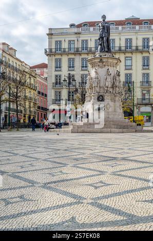LISSABON, PORTUGAL - 7. NOVEMBER 2014: Das Camoes-Denkmal im Chiado-Viertel von Lissabon, Portugal, das von Victor Bastos geschaffen und 186 enthüllt wurde Stockfoto