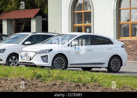 HAVIROV, TSCHECHIEN - 12. OKTOBER 2023: Das weiße Hyundai Ioniq-Elektroauto parkt auf der Straße Stockfoto