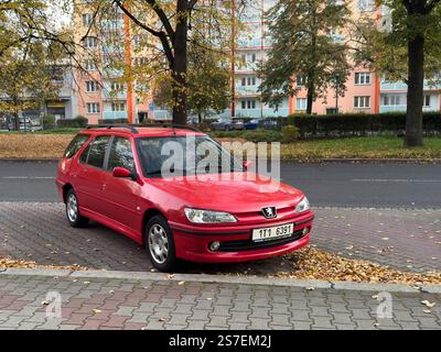 OSTRAVA, TSCHECHIEN - 22. OKTOBER 2024: Roter Peugeot 306 Pausenwagen parkt im Herbst auf der Straße Stockfoto