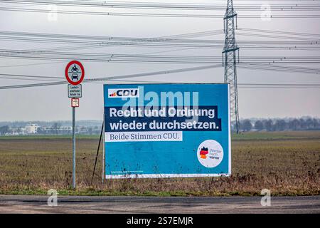 Wahlplakate zur Bundestagswahl am 23. Februar 2025 sind in Köln NRW zu sehen. CDU Recht und Ordnung wieder durchsetzen Wahlplakat *** Wahlplakate für die Bundestagswahl am 23. Februar 2025 sind in Köln NRW Wahlplakat zur Durchsetzung von Recht und Ordnung zu sehen Stockfoto