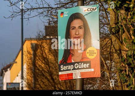 Wahlplakate zur Bundestagswahl am 23. Februar 2025 sind in Köln NRW zu sehen. Serap Güler CDU Wahlplakat *** Wahlplakate für die Bundestagswahl am 23. Februar 2025 sind im Wahlplakat Serap Güler CDU in Köln zu sehen Stockfoto