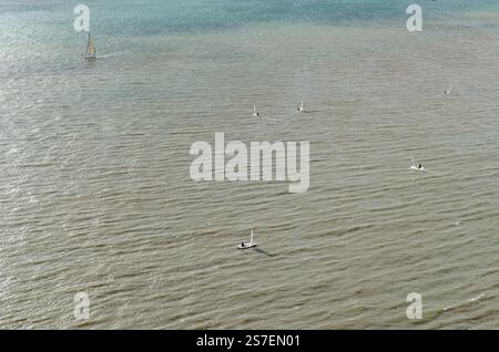 LISSABON, PORTUGAL - 8. NOVEMBER 2014: Aus der Vogelperspektive auf den Tejo in Lissabon, Portugal, mit Menschen, die Segelsport im Wasser üben Stockfoto
