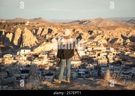 Die Fluggäste filmen sich selbst mit einer autonomen, winzigen Selfie-Drohne ohne Controller. Versuchen Sie, die Palm-Take-off-Funktion zu verwenden. Luftdrohnenfotografie für BE Stockfoto