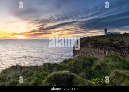 Duncansby Head Lighthouse in der Nähe von John o' Groats bei Sonnenaufgang Stockfoto