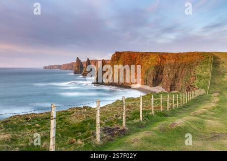 Duncansby Stacks in der Nähe von Duncansby Head und John o' Groats at Sunrise, Schottland, Stockfoto