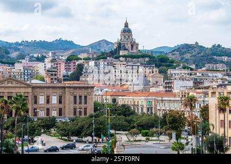 Messina Italien Okt. 18,2024 schöner Blick auf Messina City Seehafen, Cityscape von Messina Italien Stockfoto