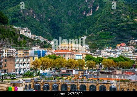 Positano Italien, Oktober 19,2024 das malerische Positano an der Amalfiküste, Italien, mit farbenfrohen Häusern auf Klippen und dem atemberaubenden blauen Wasser des Mittelmeers Stockfoto