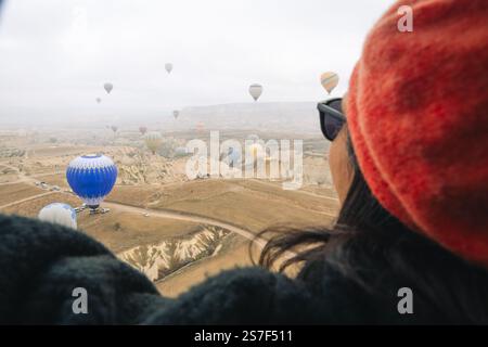 Nahansicht Heißluftballon Passagiere Frau genießen Kappadokien Ballons Startblick im Heißluftballon Korb im Winter. Kappadokien Heißluft Ba Stockfoto