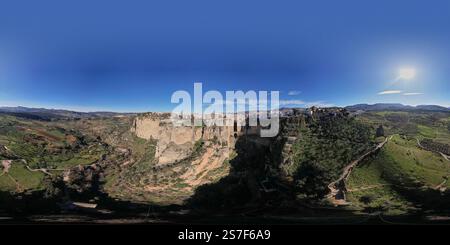 Bereit für 360 VR-Luftpanorama der Puente Nuevo-Brücke über die El Tajo-Schlucht und den Guadalevin-Fluss unterhalb der historischen Stadt Ronda Stockfoto