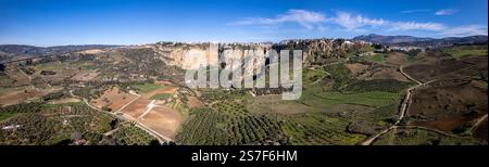 Super weites Luftpanorama des Ronda-Tals in Spanien vor blauem Himmel mit dem Felsplateau der Klippe, auf dem die historische Stadt liegt Stockfoto
