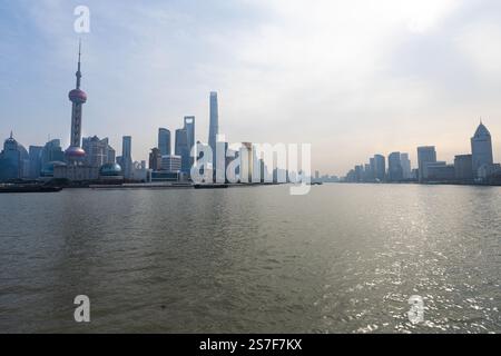 Shanghai, China. Januar 2025. Blick auf die Skyline der Stadt auf dem Huangpu River im Stadtzentrum Stockfoto