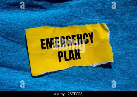 Notfallplan-Meldung auf gerissenem gelbem Papierstück mit blauem Hintergrund. Konzeptionelles Notfallplan-Symbol. Kopierbereich. Stockfoto