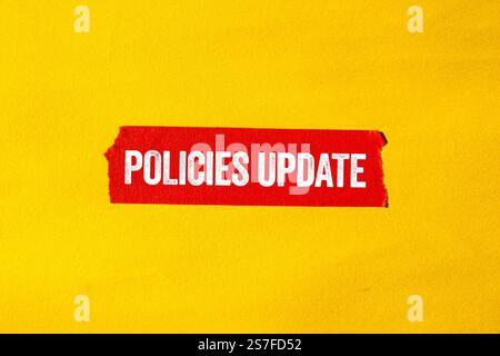 Nachricht zur Aktualisierung der Richtlinien auf gerissenem rotem Papierband auf gelbem Hintergrund. Symbol für Aktualisierung konzeptioneller Richtlinien. Kopierbereich. Stockfoto
