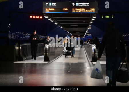 Stockholm, Uppland, Schweden. Januar 2025. T-Centralen Rolltreppentunnel. Stockfoto