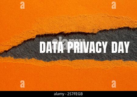 Datenschutztagsmeldung auf gerissenem, gerissenem orangefarbenen Papier mit grauem Hintergrund. Konzeptionelles Symbol für den Tag des Datenschutzes. Kopierbereich. Stockfoto