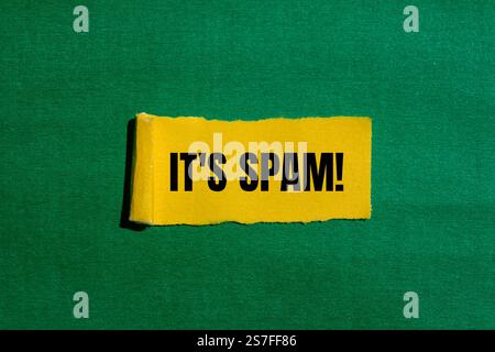 Es ist eine Spam-Nachricht, geschrieben auf gerissenem gelbem Papier mit grünem Hintergrund. Konzeptionell ist das Spam-Symbol. Kopierbereich. Stockfoto