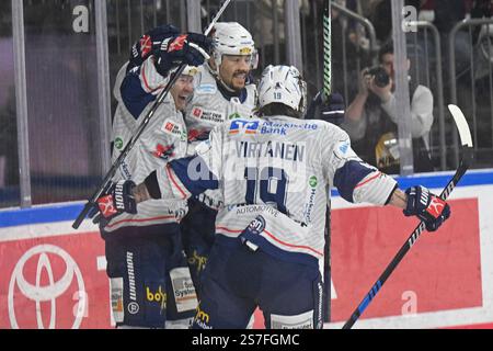 Eishockey DEL - 24/25 - 38. Spieltag: Kölner Haie vsIserlohn Roosters am19.01.2025 im in der LANXESS Arena in Köln Iserlohner Torjubel nach dem 0:1 Foto: Osnapix Stockfoto