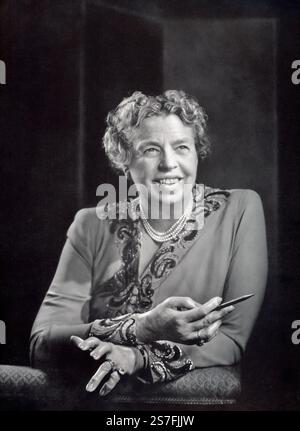 Anna Eleanor Roosevelt (1884–1962) war eine US-amerikanische Diplomatin, Aktivistin und First Lady der Vereinigten Staaten. Sie war die Ehefrau von Präsident Franklin D. Roosevelt und eine Schlüsselfigur sowohl in innenpolitischen als auch internationalen Angelegenheiten. Eleanor definierte die Rolle der First Lady neu und setzte sich für Bürgerrechte, Frauenrechte und soziale Gerechtigkeit ein. Nach dem Tod ihres Mannes setzte sie ihren öffentlichen Dienst fort, diente als US-Delegierte bei den Vereinten Nationen und arbeitete an Menschenrechtsinitiativen. Stockfoto