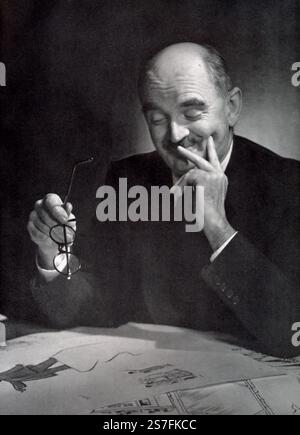 David Low (1891–1963) war ein in Neuseeland geborener Karikaturist und politischer Karikaturist, der für seinen scharfen Witz und seinen mutigen Stil bekannt war. Am besten bekannt für seine Arbeit in britischen Zeitungen, waren Low mit seinen Zeichentrickfilmen oft satirisiert worden, insbesondere während der Zwischenkriegszeit und des Zweiten Weltkriegs. Seine ikonischen Darstellungen von Führern wie Hitler und Mussolini machten ihn zu einer prominenten Stimme gegen den Totalitarismus, was ihm internationale Anerkennung einbrachte. Stockfoto