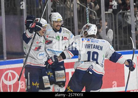 Eishockey DEL - 24/25 - 38. Spieltag: Kölner Haie vsIserlohn Roosters am19.01.2025 im in der LANXESS Arena in Köln Iserlohner Torjubel nach dem 0:1 Foto: Osnapix Stockfoto