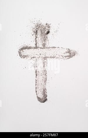 Aschenkreuzsymbol auf weißem Hintergrund für Leihgabe und religiöse Reflexion. Aschenmittwoch Stockfoto