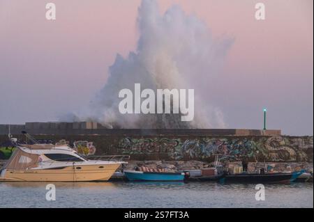 Catanzaro Lido, Italien. Januar 2025. Ein Fischer sah, wie er das Boot von einer großen Welle reparierte. Der afro-mediterrane Wirbelsturm Gabri traf die Küste von Catanzaro Lido während eineinhalb Tagen rot-orange Warnsignal auf Süditalien. (Foto: Valeria Ferraro/SOPA Images/SIPA USA) Credit: SIPA USA/Alamy Live News Stockfoto