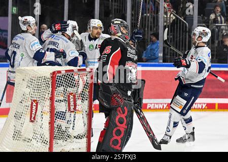 Eishockey DEL - 24/25 - 38. Spieltag: Kölner Haie vsIserlohn Roosters am19.01.2025 im in der LANXESS Arena in Köln Iserlohner Torjubel nach dem 0:2 Foto: Osnapix Stockfoto