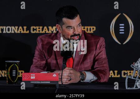 Atlanta, Georgia, USA. Januar 2025. Ryan Day, Cheftrainer von Ohio State Buckeyes, spricht bei der Pressekonferenz der Cheftrainer für die College Football Playoff National Championship im Mercedes Benz Stadium, Atlanta, Georgia, mit den Medien. (Kreditbild: © Scott Stuart/ZUMA Press Wire) NUR REDAKTIONELLE VERWENDUNG! Nicht für kommerzielle ZWECKE! Stockfoto