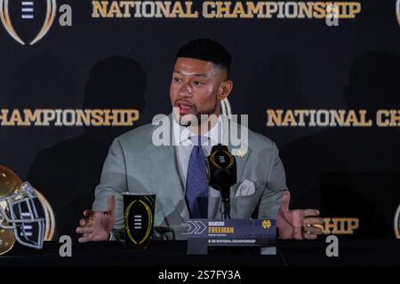 Atlanta, Georgia, USA. Januar 2025. Marcus Freeman, Cheftrainer von Notre Dame Fighting Irish, spricht bei der Pressekonferenz von Cheftrainern für die College Football Playoff National Championship im Mercedes Benz Stadium in Atlanta, Georgia. (Kreditbild: © Scott Stuart/ZUMA Press Wire) NUR REDAKTIONELLE VERWENDUNG! Nicht für kommerzielle ZWECKE! Stockfoto