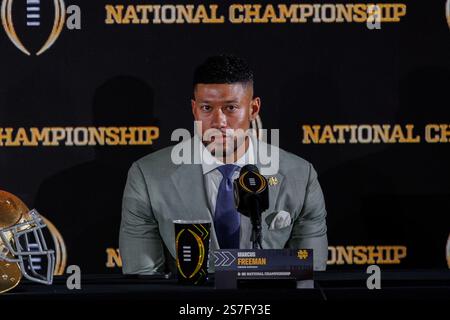 Atlanta, Georgia, USA. Januar 2025. Notre Dame Fighting Irish Cheftrainer Marcuws Freeman sprach mit den Medien auf der Pressekonferenz der Cheftrainer für die College Football Playoff National Championship im Mercedes Benz Stadium in Atlanta, Georgia. (Kreditbild: © Scott Stuart/ZUMA Press Wire) NUR REDAKTIONELLE VERWENDUNG! Nicht für kommerzielle ZWECKE! Stockfoto