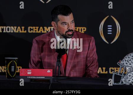 Atlanta, Georgia, USA. Januar 2025. Ryan Day, Cheftrainer von Ohio State Buckeyes, spricht bei der Pressekonferenz der Cheftrainer für die College Football Playoff National Championship im Mercedes Benz Stadium, Atlanta, Georgia, mit den Medien. (Kreditbild: © Scott Stuart/ZUMA Press Wire) NUR REDAKTIONELLE VERWENDUNG! Nicht für kommerzielle ZWECKE! Stockfoto