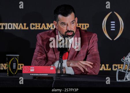 Atlanta, Georgia, USA. Januar 2025. Ryan Day, Cheftrainer von Ohio State Buckeyes, spricht bei der Pressekonferenz der Cheftrainer für die College Football Playoff National Championship im Mercedes Benz Stadium, Atlanta, Georgia, mit den Medien. (Kreditbild: © Scott Stuart/ZUMA Press Wire) NUR REDAKTIONELLE VERWENDUNG! Nicht für kommerzielle ZWECKE! Stockfoto