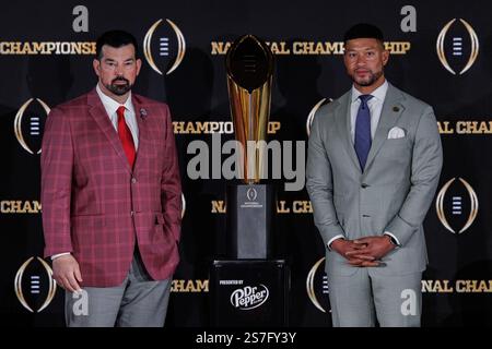 Atlanta, Georgia, USA. Januar 2025. Ohio State Buckeyes Head Coach Ryan Day und Notre Dame Fighting Irish Head Coach Marcus Freeman posieren mit der National Championship Trophy auf der Pressekonferenz der College Football Playoff National Championship im Mercedes Benz Stadium in Atlanta, Georgia. (Kreditbild: © Scott Stuart/ZUMA Press Wire) NUR REDAKTIONELLE VERWENDUNG! Nicht für kommerzielle ZWECKE! Stockfoto
