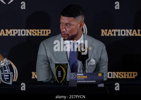 Atlanta, Georgia, USA. Januar 2025. Marcus Freeman, Cheftrainer von Notre Dame Fighting Irish, spricht bei der Pressekonferenz von Cheftrainern für die College Football Playoff National Championship im Mercedes Benz Stadium in Atlanta, Georgia. (Kreditbild: © Scott Stuart/ZUMA Press Wire) NUR REDAKTIONELLE VERWENDUNG! Nicht für kommerzielle ZWECKE! Stockfoto