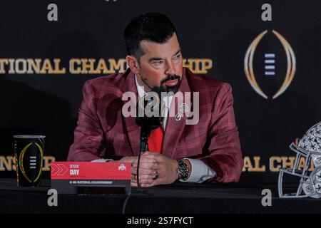 Atlanta, Georgia, USA. Januar 2025. Ryan Day, Cheftrainer von Ohio State Buckeyes, spricht bei der Pressekonferenz der Cheftrainer für die College Football Playoff National Championship im Mercedes Benz Stadium, Atlanta, Georgia, mit den Medien. (Kreditbild: © Scott Stuart/ZUMA Press Wire) NUR REDAKTIONELLE VERWENDUNG! Nicht für kommerzielle ZWECKE! Stockfoto