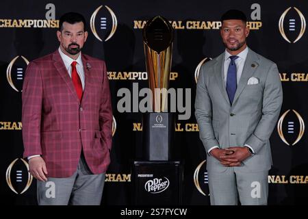 Atlanta, Georgia, USA. Januar 2025. Ohio State Buckeyes Head Coach Ryan Day und Notre Dame Fighting Irish Head Coach Marcus Freeman posieren mit der National Championship Trophy auf der Pressekonferenz der College Football Playoff National Championship im Mercedes Benz Stadium in Atlanta, Georgia. (Kreditbild: © Scott Stuart/ZUMA Press Wire) NUR REDAKTIONELLE VERWENDUNG! Nicht für kommerzielle ZWECKE! Stockfoto