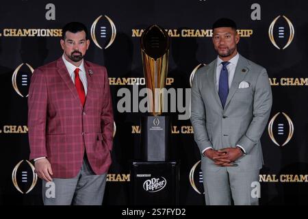 Atlanta, Georgia, USA. Januar 2025. Ohio State Buckeyes Head Coach Ryan Day und Notre Dame Fighting Irish Head Coach Marcus Freeman posieren mit der National Championship Trophy auf der Pressekonferenz der College Football Playoff National Championship im Mercedes Benz Stadium in Atlanta, Georgia. (Kreditbild: © Scott Stuart/ZUMA Press Wire) NUR REDAKTIONELLE VERWENDUNG! Nicht für kommerzielle ZWECKE! Stockfoto