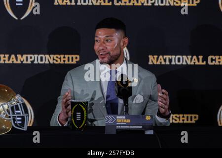 Atlanta, Georgia, USA. Januar 2025. Marcus Freeman, Cheftrainer von Notre Dame Fighting Irish, spricht bei der Pressekonferenz von Cheftrainern für die College Football Playoff National Championship im Mercedes Benz Stadium in Atlanta, Georgia. (Kreditbild: © Scott Stuart/ZUMA Press Wire) NUR REDAKTIONELLE VERWENDUNG! Nicht für kommerzielle ZWECKE! Stockfoto