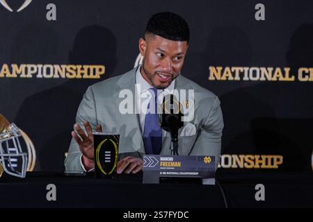 Atlanta, Georgia, USA. Januar 2025. Marcus Freeman, Cheftrainer von Notre Dame Fighting Irish, spricht bei der Pressekonferenz von Cheftrainern für die College Football Playoff National Championship im Mercedes Benz Stadium in Atlanta, Georgia. (Kreditbild: © Scott Stuart/ZUMA Press Wire) NUR REDAKTIONELLE VERWENDUNG! Nicht für kommerzielle ZWECKE! Stockfoto